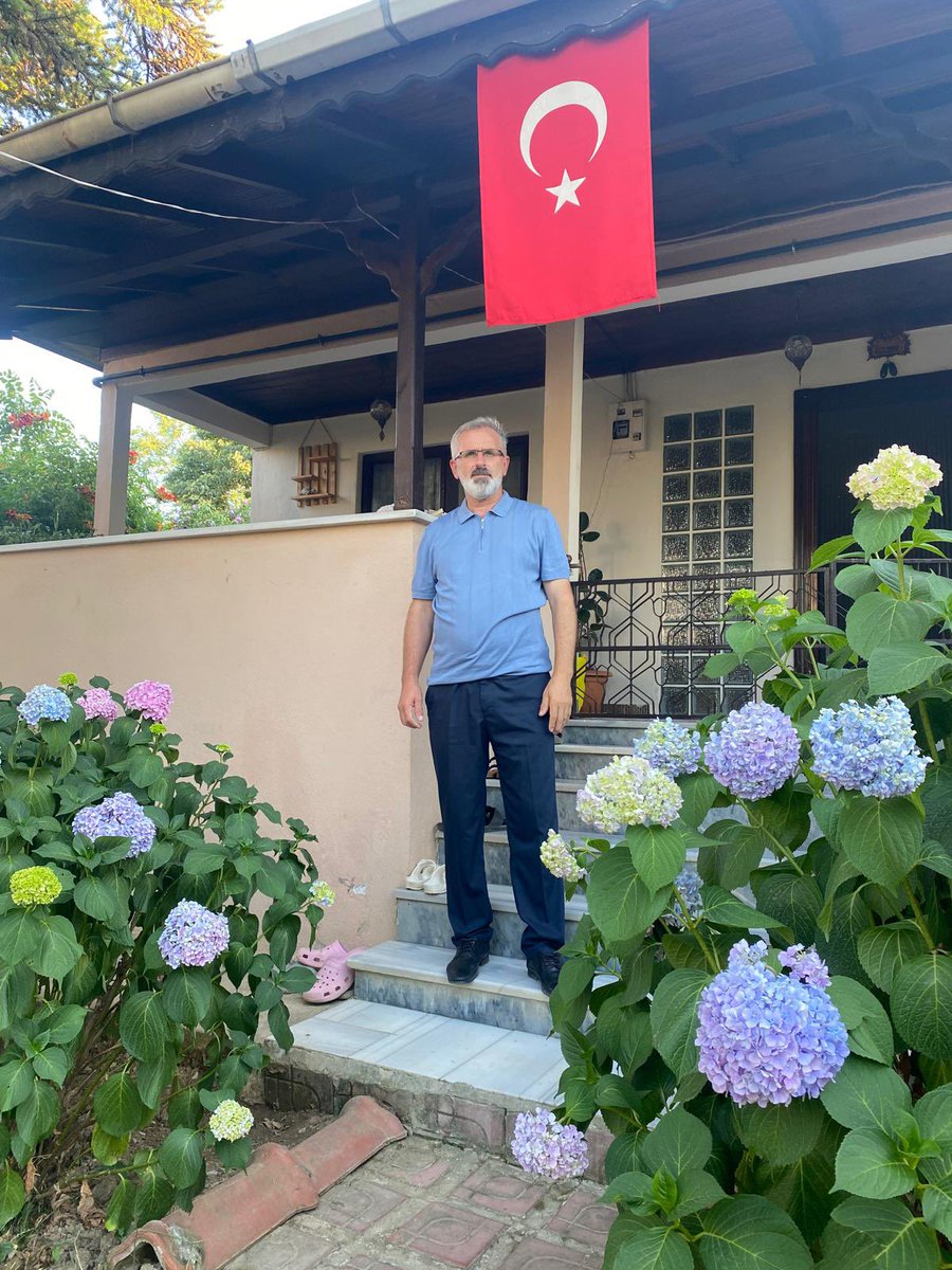 Evlerimizde dalgalanan her bayrak, bu aziz millete olan sevdamızın bir nişanesidir.
Aynı göğün altında, aynı bayrağın gölgesinde biriz, beraberiz, hep birlikte Türkiye’yiz!