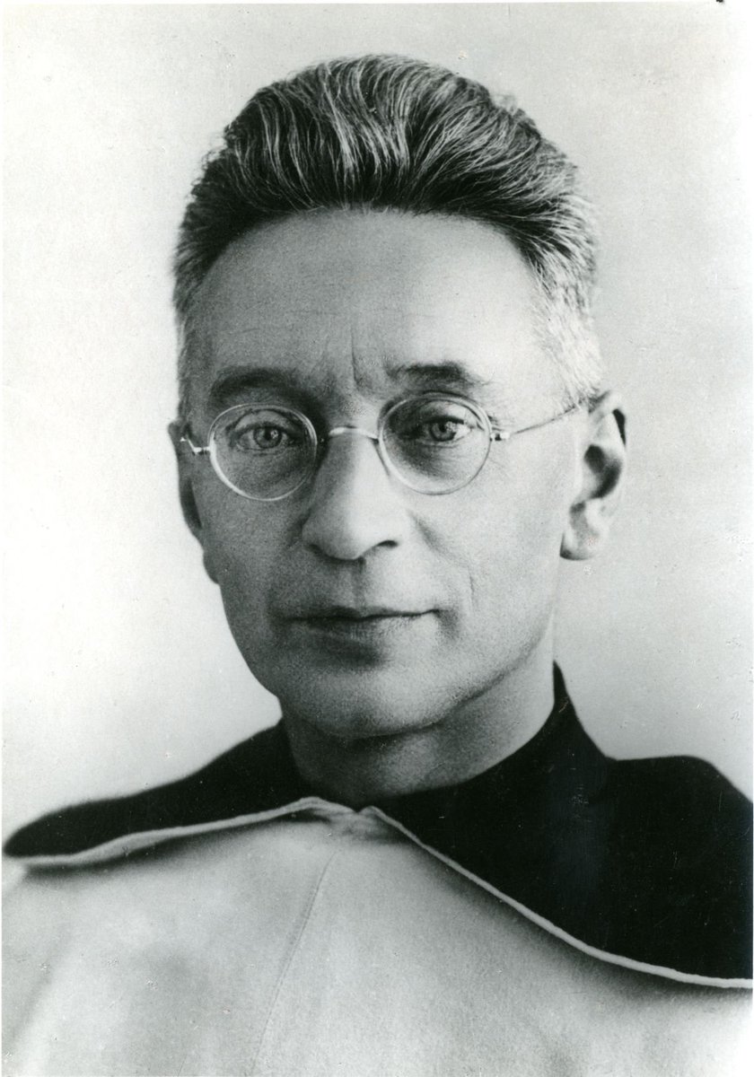 #Hjoed yn 1942 waard de pater karmelyt Titus Brandsma yn 'e âldens fan 61 jier troch de nazi's yn konsintraasjekamp Dachau fermoarde, dêr't hy telâne kaam wie om syn ferset tsjin it nasjonaalsosjalisme. Op 15 maaie 2022 waard hy troch paus Franciscus hillich ferklearre.

#FryskX