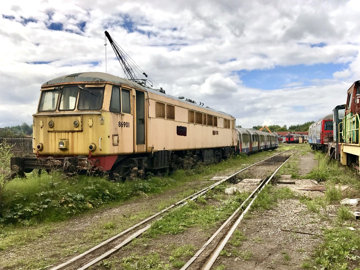 #OnThisDate in 2017…

ex-Network Rail #Class86 86901 (originally 86253) awaits its fate at Rotherham Booths