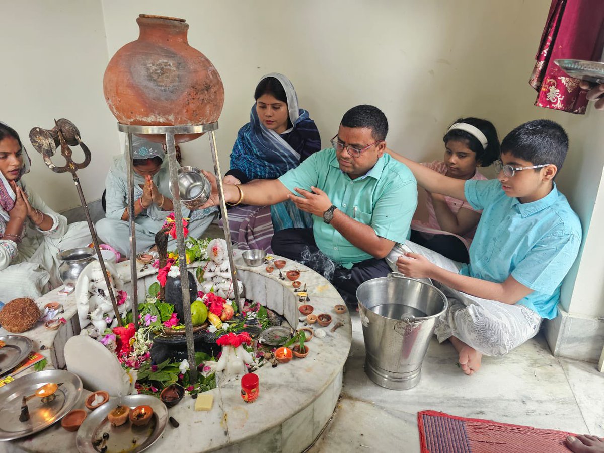 rajbalabjpmla's tweet image. पवित्र श्रावण मास के प्रथम सोमवार के शुभ अवसर पर परिवार सहित भगवान भोले नाथ का रुद्राभिषेक कर आशीर्वाद प्राप्त किया ।

देवाधिदेव महादेव से समस्त भक्तजनों के सुखद, आरोग्यपूर्ण एवं मंगलमय जीवन की प्रार्थना है ।

हर हर महादेव 🚩🔱

#mlarajbalasingh #MYogiAdityanath #bjp4up #bjp4ind