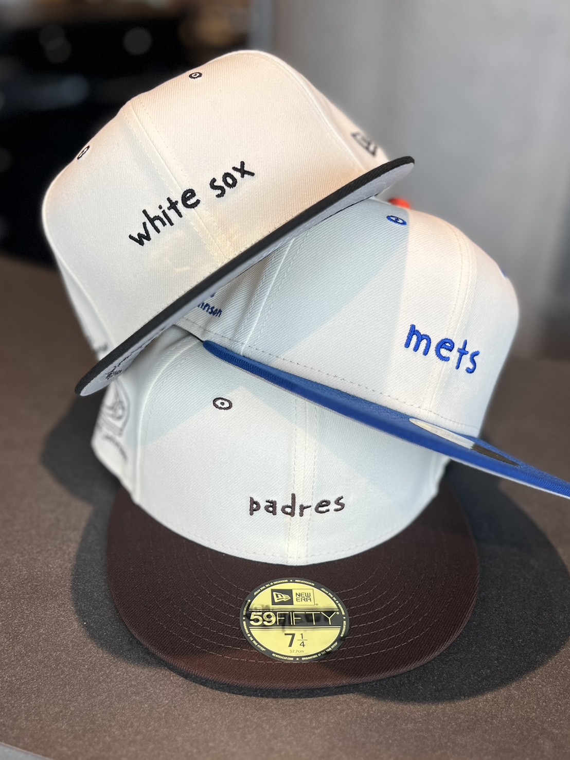 ドジャース✖️ワンピースホワイトヘルメットとDodgerマガジン