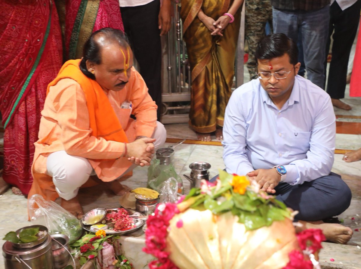 arpit_verma13's tweet image. ॐ त्र्यंबकम यजामहे सुगन्धिं पुष्टिवर्धनम्।
उर्वारुकमिव बन्धंनांत्योर्मुक्षीय माऽमृतात्।।
आज श्रावण मास के प्रथम सोमवार को श्री हजारेश्वर महादेव मंदिर पहुंचकर भगवान शिव का जलाभिषेक कर आराधना की। भोलेनाथ की कृपा से सभी के जीवन में सुख, शांति और समृद्धि की कामना की।
हर-हर महादेव!