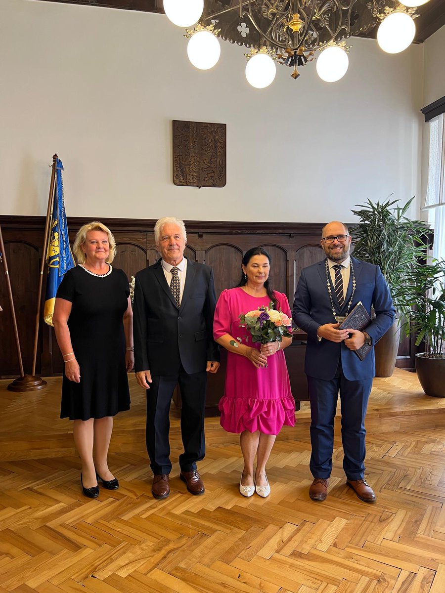 KareBorgSoucek's tweet image. V sobotu jsem měl čest oddávat dvě svatby – a k tomu ještě něco výjimečného. 💍 Obnovení slibu po 50 letech. Dojemné, krásné. Velký vzor, jak být spolu půl století a pořád si chtít slib potvrdit. 🙏