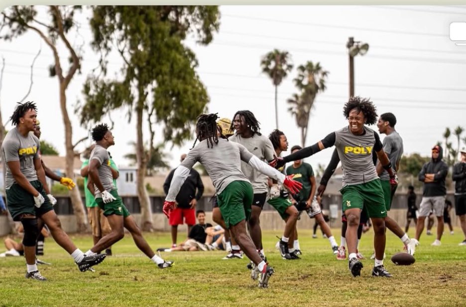 NakawaAShepherd's tweet image. Defensive Team Chemistry Growing. Something to be said about a group of guys who play for each other and share the same goals. A smile like that is contagious on the field. #havefundoingit @KasimShepherd @LBPoly_Football