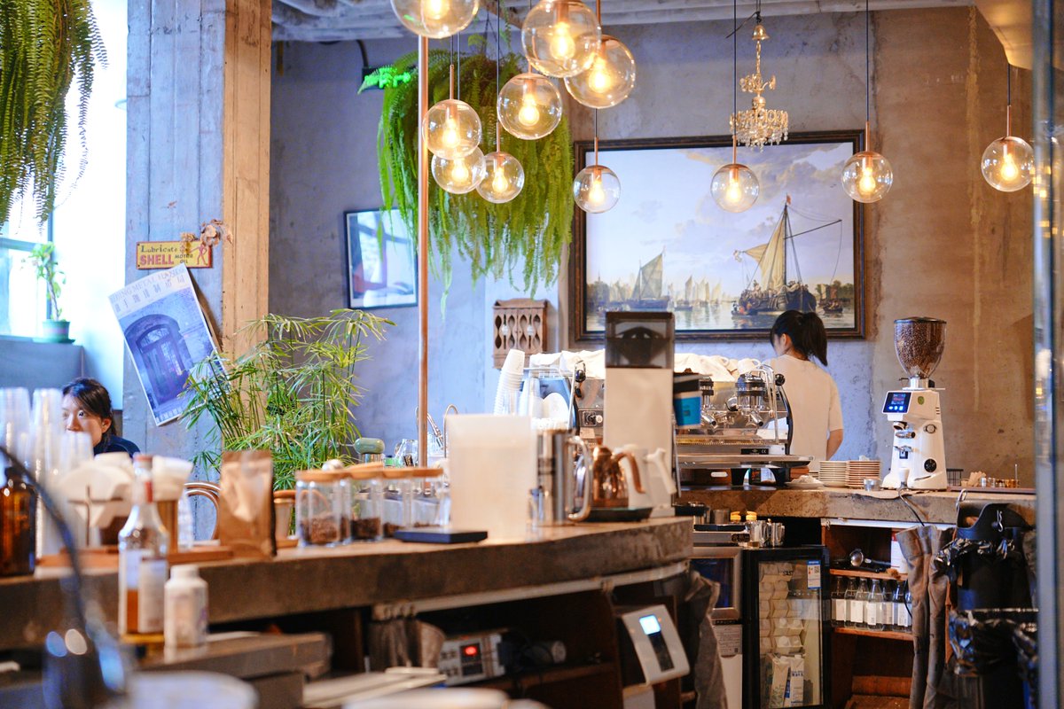 Metal Hands in Beijing’s Dongcheng District blends old architecture with industrial style. From concrete bars to vintage beams, every corner is photo-ready. Enjoy hand-brewed coffee while watching roasters at work—where tradition meets modern vibes.