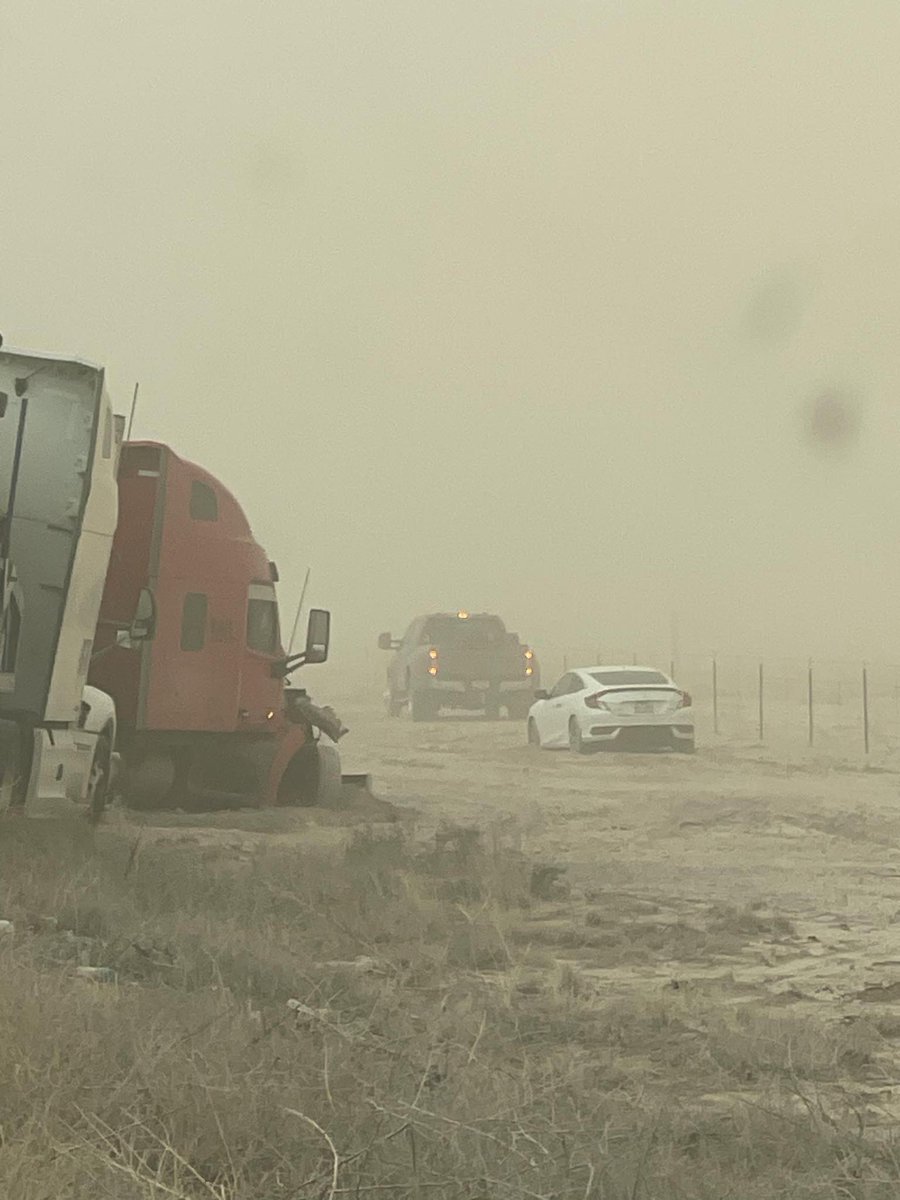 SierraVistaLIVE's tweet image. I-10 in Lordsburg, New Mexico. A multi-vehicle crash closed the interstate at milepost 13 after a dust storm swept through Sunday afternoon.