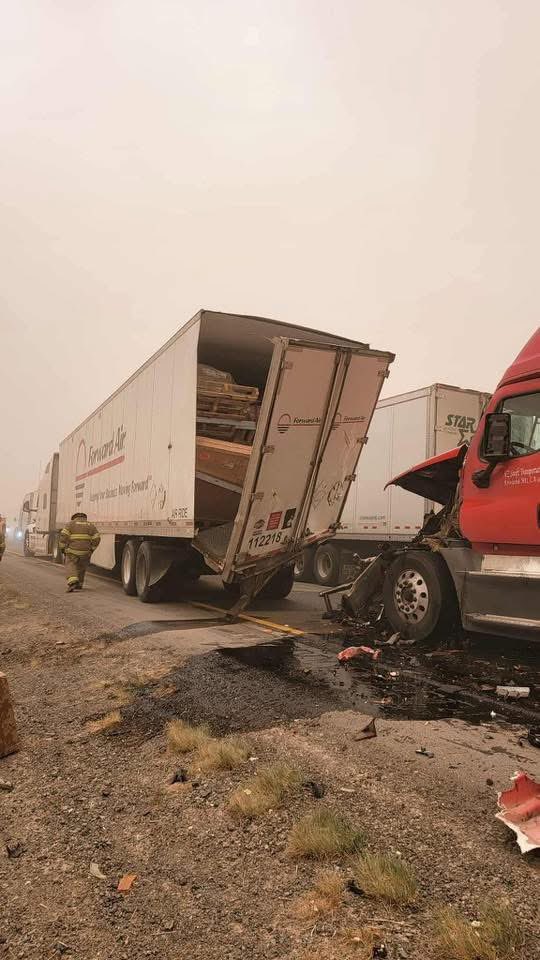 SierraVistaLIVE's tweet image. I-10 in Lordsburg, New Mexico. A multi-vehicle crash closed the interstate at milepost 13 after a dust storm swept through Sunday afternoon.