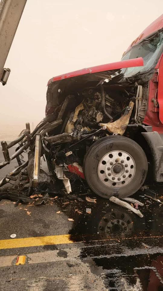 SierraVistaLIVE's tweet image. I-10 in Lordsburg, New Mexico. A multi-vehicle crash closed the interstate at milepost 13 after a dust storm swept through Sunday afternoon.
