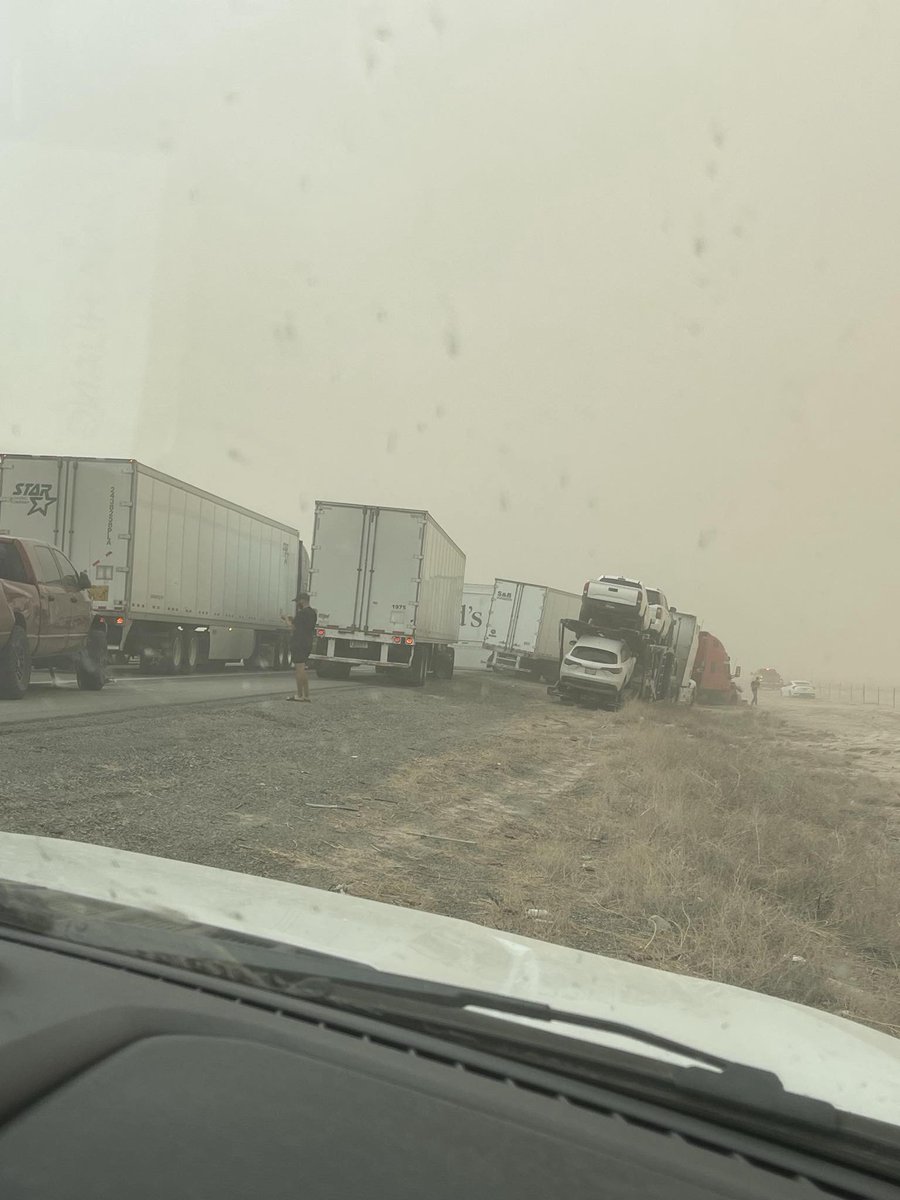 SierraVistaLIVE's tweet image. I-10 in Lordsburg, New Mexico. A multi-vehicle crash closed the interstate at milepost 13 after a dust storm swept through Sunday afternoon.