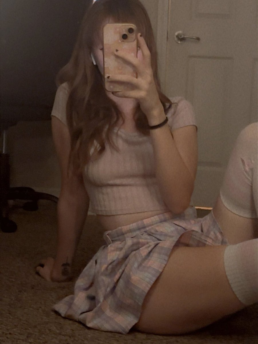 AlyZCarter's tweet photo. ♡ new pin for #nsfwtwt ♡

hiii im aly, ur online girlfriend <3

⭑ 23y/o
✩ cod, fort, mc
⭑ bi
✩ she/her
⭑ soft/hard kinks
✩ switch (sub+)

♥︎ + ↻ to be moots https://t.co/0uAchobTSk