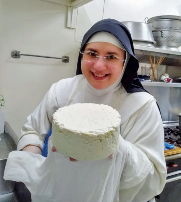 NunsHolding's tweet image. Sister Mary Catharine Perry, a Dominican Nun of the Monastery of Our Lady of the Rosary in Summit, New Jersey, holding a wheel of asiago cheese that she made. Photo from the New England Cheesemaking Supply Company blog at cheesemaking.com/blogs/fun-alon….
