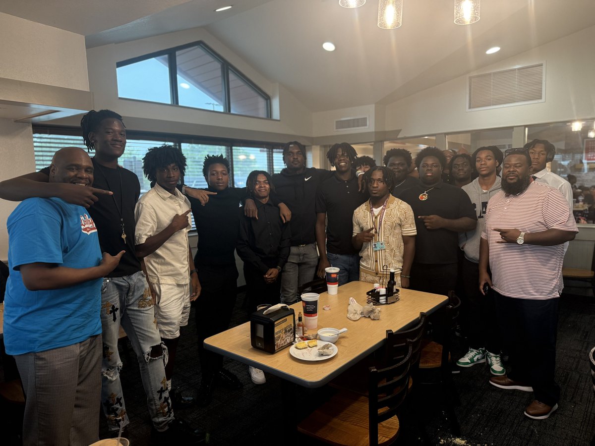 A few of our freshmen from our football team visited a local church today and the Church treated us to lunch!!! We’re Grateful for the support!!! #SteerNation🤘