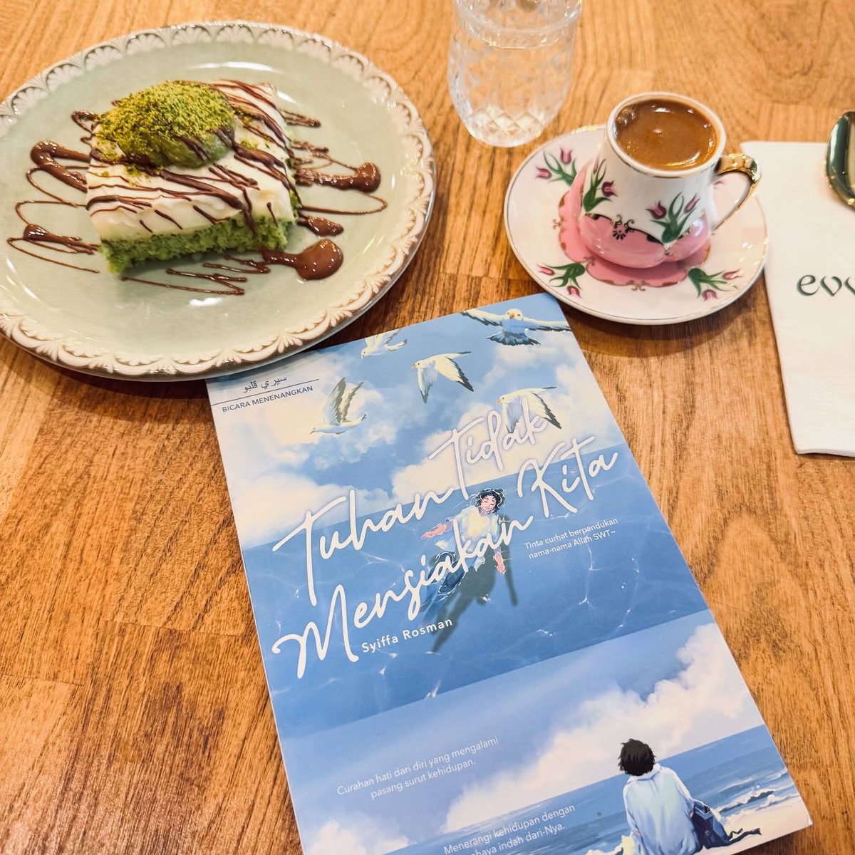 Tuhan Tidak Mensiakan Kita lahir bukan kerana saya sudah tahu segalanya.

Tertulis, ditulis kerana saya sendiri perlu sesuatu untuk dipeluk; ketika dunia terasa sunyi, &amp; saya sendiri pun tak pasti apakah saya sedang kuat, atau cuma terbiasa menahan sakit...

📸 <a href="/ElloSyippy/">Teja</a>