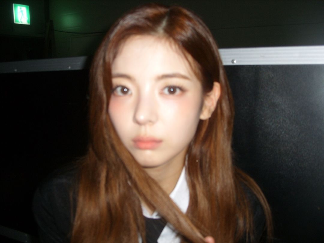 juhliachoi's tweet photo. power tie, thigh‑highs, and 마지막 체크 중. ready to conquer the next set ❍̸⃕₊˚₊ https://t.co/OIU0rfjZZv