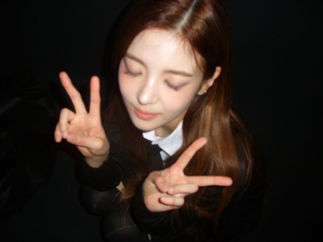 juhliachoi's tweet photo. power tie, thigh‑highs, and 마지막 체크 중. ready to conquer the next set ❍̸⃕₊˚₊ https://t.co/OIU0rfjZZv