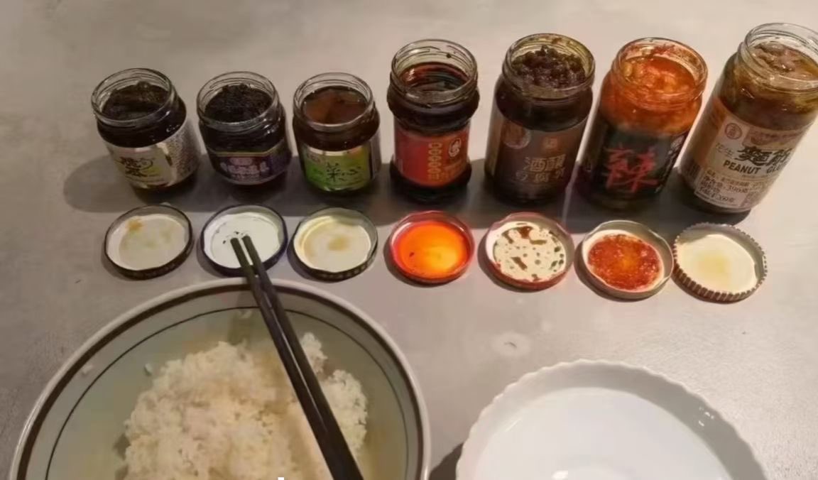 我对生活是有严格要求的人，
每天都必须有七菜一汤