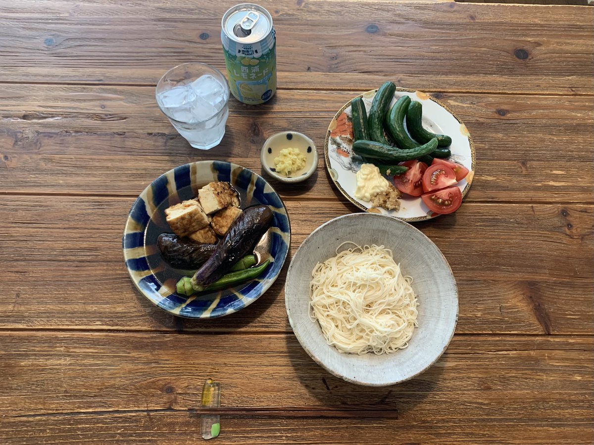 leeeeloux's tweet photo. 朝ごはんではなく昼呑み
西浦レモネードサワー、厚揚げとナスとオクラの焼き浸し、朝取れキュウリ、トマト、素麺、やくみは生姜
#地ものを呑んで食う
#夏の休日
#いただきまーす https://t.co/oNMkH2qJbB