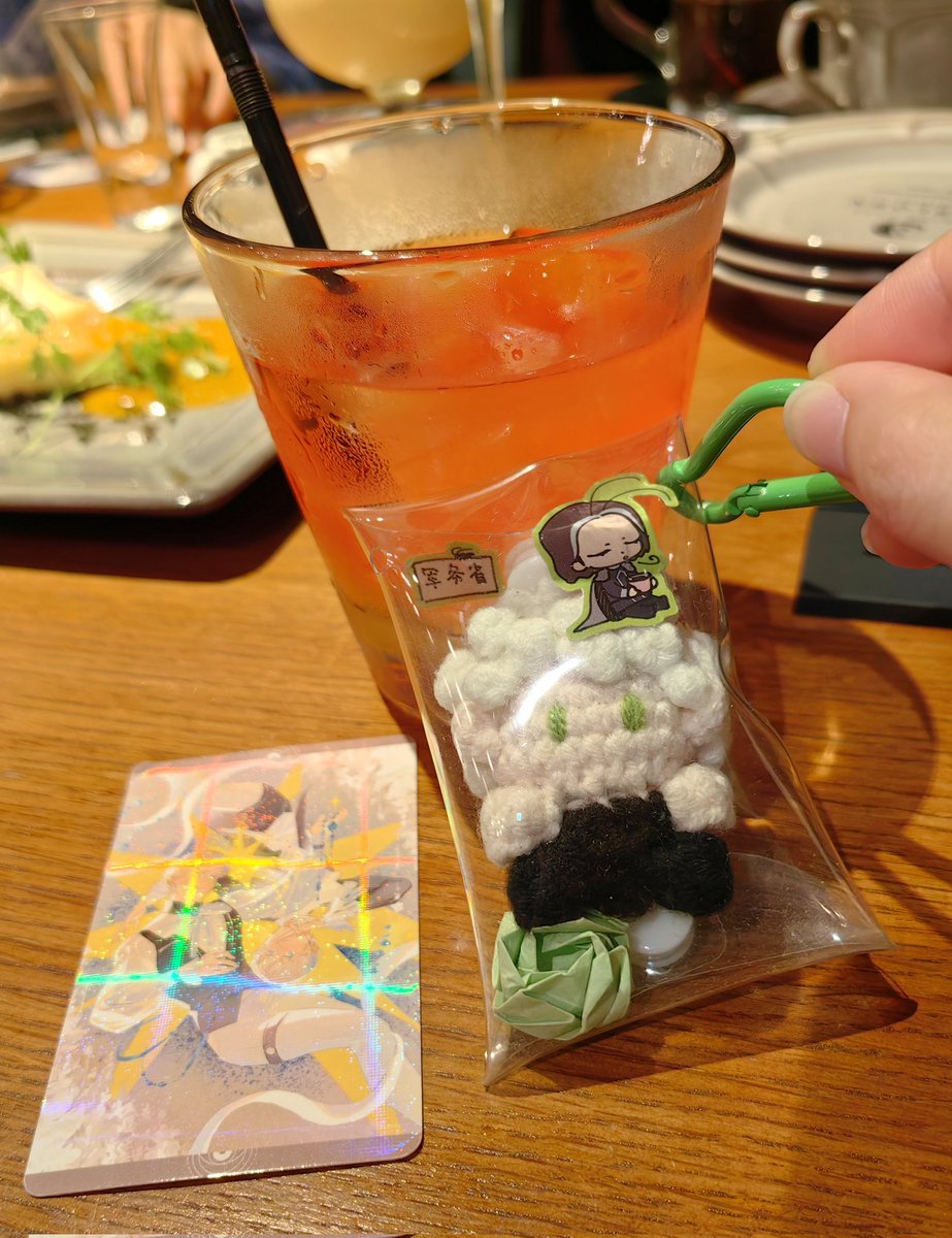 lomaksarne's tweet image. Ordered the non alcoholic version of Fellner's drink, tasted so damn sweet orange, what a sweet little guy
And my friend ordered the alcoholic version, tasted completely different, a man with two faces