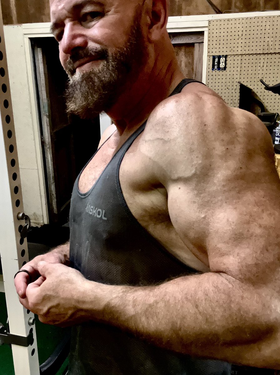 PastorPaulB1's tweet photo. Long busy day here for a Sunday. Played keys at church, then packing & prepping for a work trip to South Sudan tomorrow. But I had to get in a little something - a quick arm session. #doworkson #thisis66 #cancersurvivor https://t.co/dZyXf1oCSN