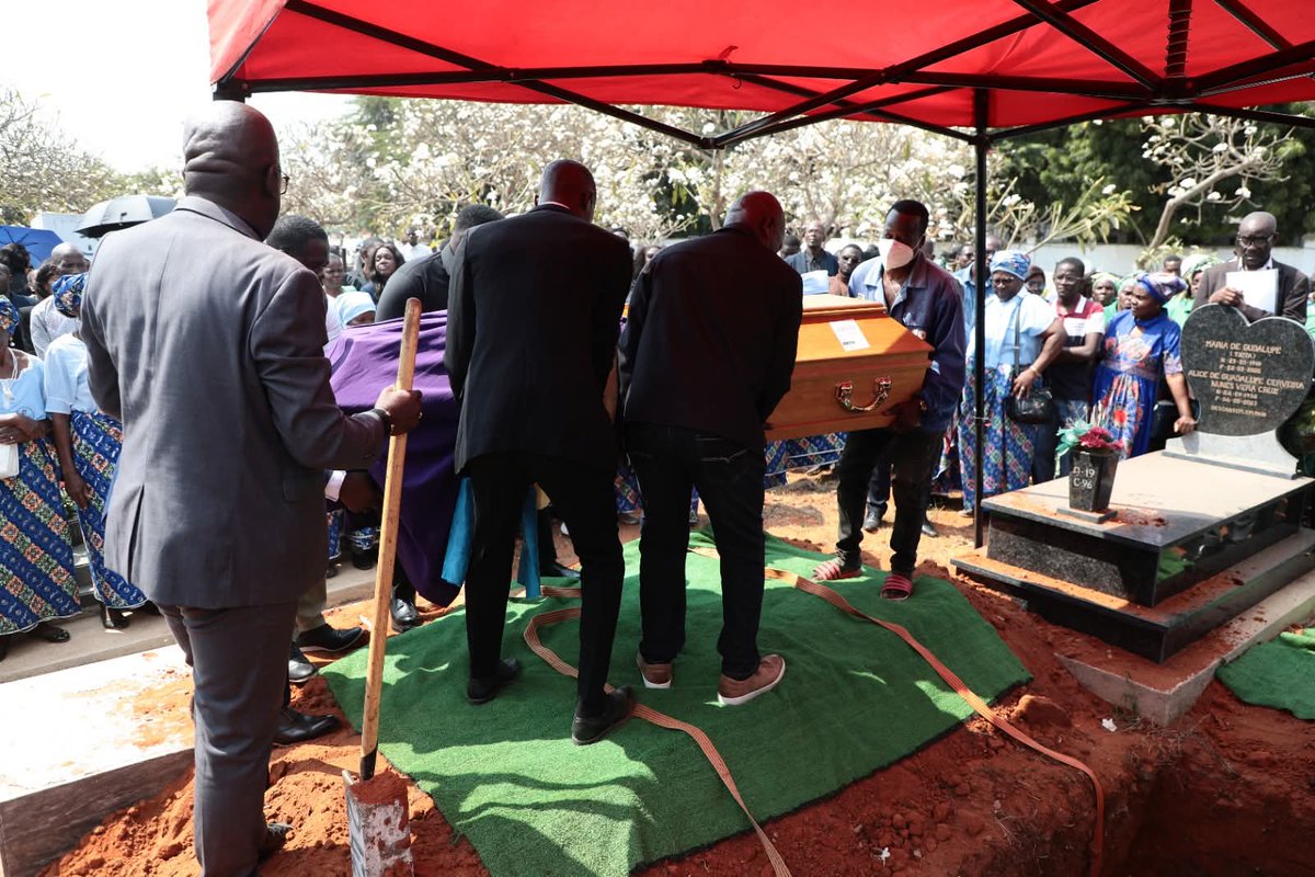 EmbaixadaT's tweet photo. O jornalista da Edições Novembro Carlos Calongo foi sepultado, este sábado, no Cemitério do Alto das Cruzes, em Luanda, numa cerimónia marcada pelo luto, dor, emoção e tristeza.
https://t.co/h0YKuTwNBC https://t.co/W8mj5abMpf