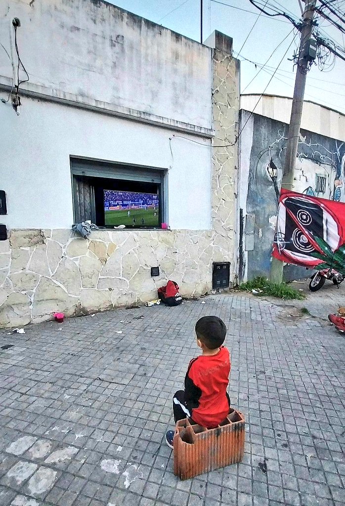 Sencillamente, Newell’s. 

Me movilizó tanto esta imagen que se la pedí a su autor para compartirla por acá. Gracias Brian Torrieli por captar este momento

📍 Barrio Hospitales, Rosario.