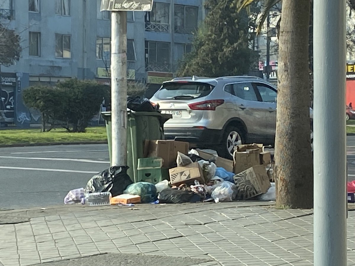 TatiLorca's tweet photo. @Muni_Stgo qué pasa con el retiro de basuras en la comuna? No iban a mejorarlo ? @desbordes https://t.co/x1Lal0UaWB