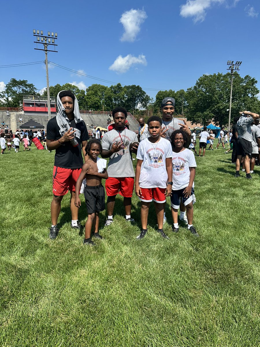 Dnice_twotimes's tweet image. ME AND MY BOYS WORKING THE FIELD AT THE 4the Annual HOPE FITNESS FOOTBALL CAMP 🏉 614BOYS WALNUT RIDGE ALUMNI AND NFL PLAYERS GIVING BACK YEAR 4🙏🏿 300 kids in attendance at the @_Dfoe5 @Leek_39 @juliuswoods #HOPEFITNES