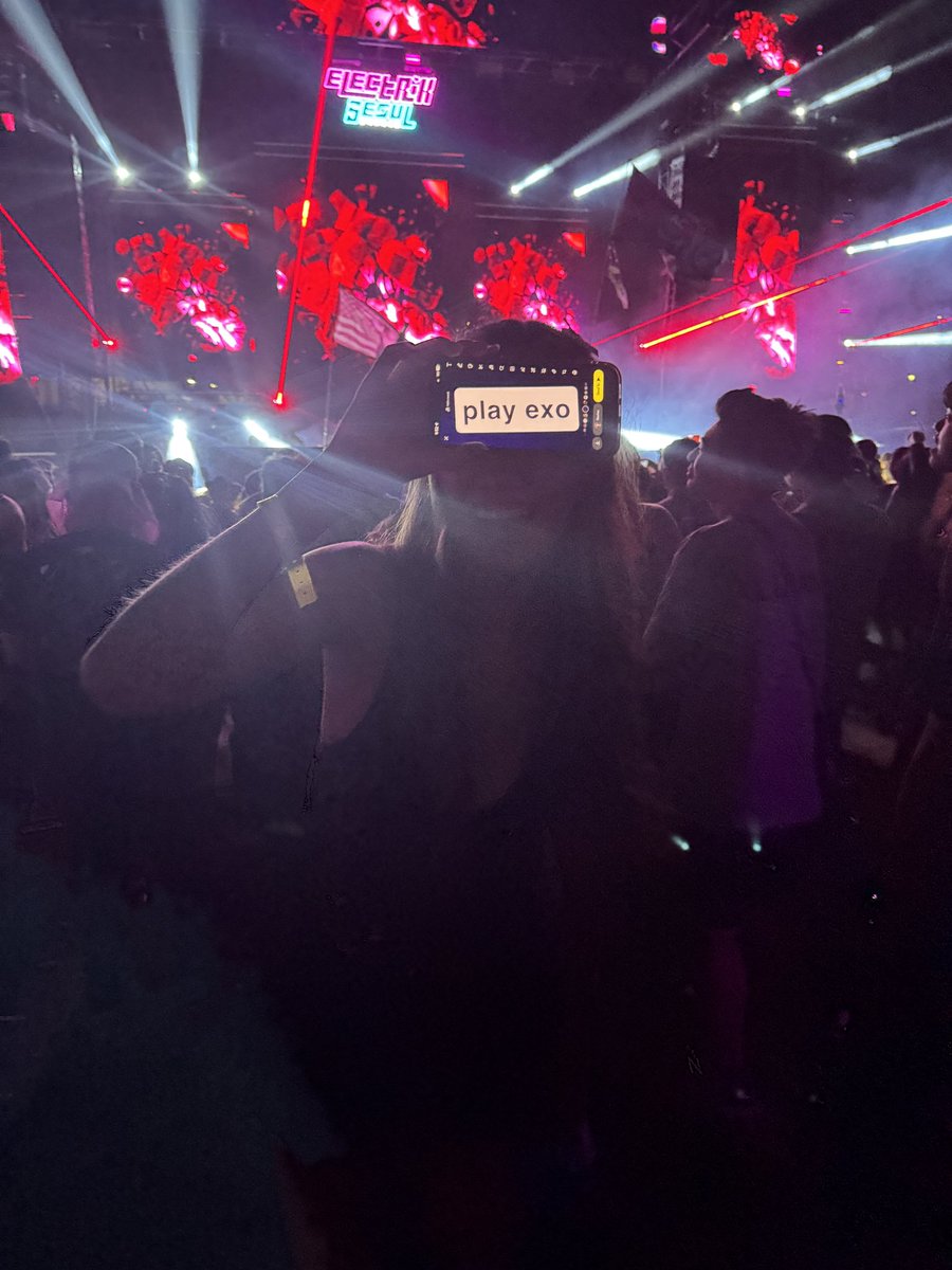 rnbyundeux's tweet photo. went to a rave where they played kpop mixes and i had to 🤣🤣🤣 (spoiler: unfortunately exo was NOT played but kpop demon hunters was) https://t.co/UhSP2Q2iEU