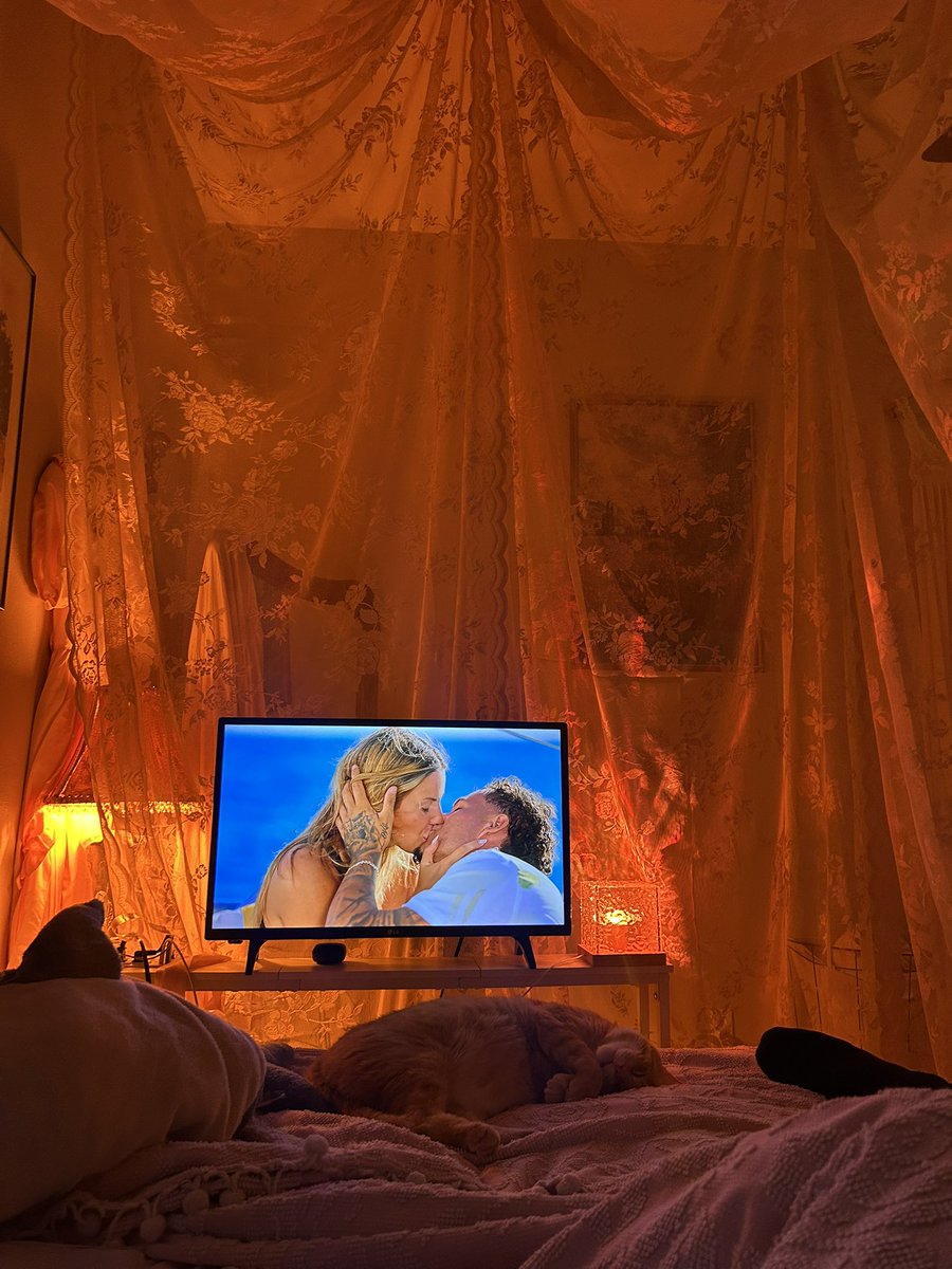 stuff1eee's tweet image. love island finale time