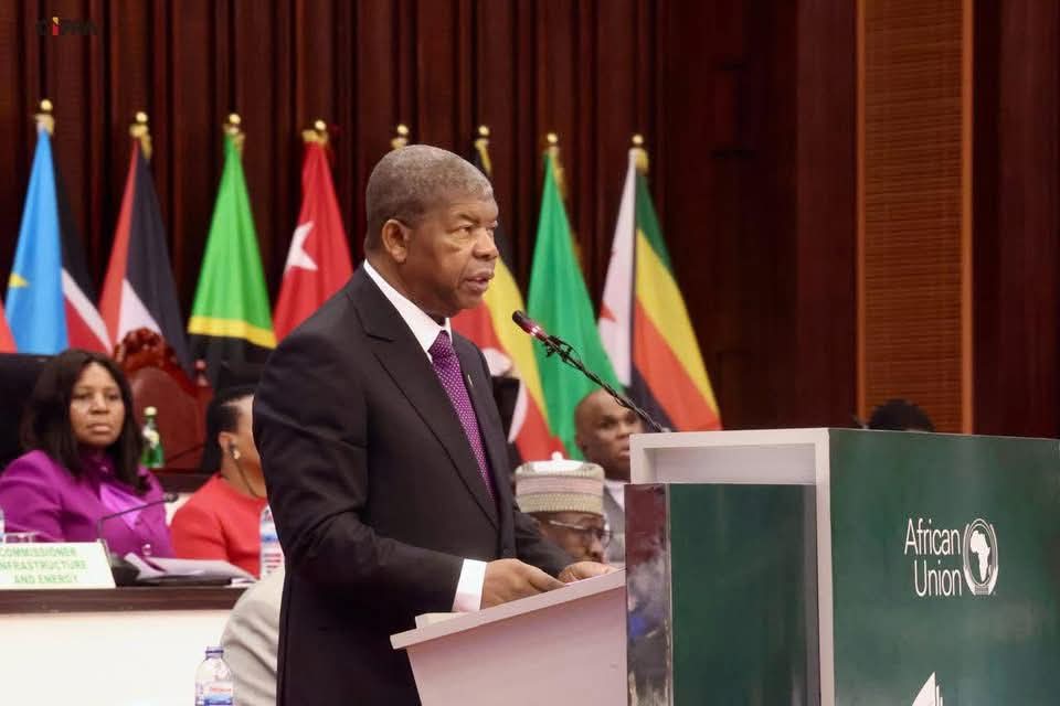 EmbaixadaT's tweet photo. REUNIÃO DE ALTO NÍVEL DA UNIÃO AFRICANA EM MALABO 

🔻PRESIDENTE JOÃO LOURENÇO ABRIU O ENCONTRO COM DISCURSO SOBRE PRESENTE E FUTURO DO BLOCO CONTINENTAL 
https://t.co/UR2hg0AaJO https://t.co/vH5swty6gP