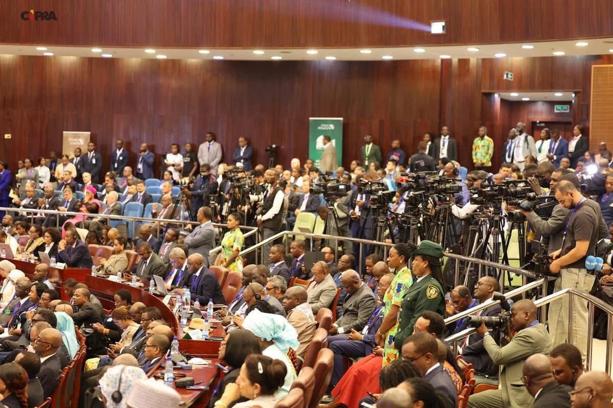 EmbaixadaT's tweet photo. REUNIÃO DE ALTO NÍVEL DA UNIÃO AFRICANA EM MALABO 

🔻PRESIDENTE JOÃO LOURENÇO ABRIU O ENCONTRO COM DISCURSO SOBRE PRESENTE E FUTURO DO BLOCO CONTINENTAL 
https://t.co/UR2hg0AaJO https://t.co/vH5swty6gP