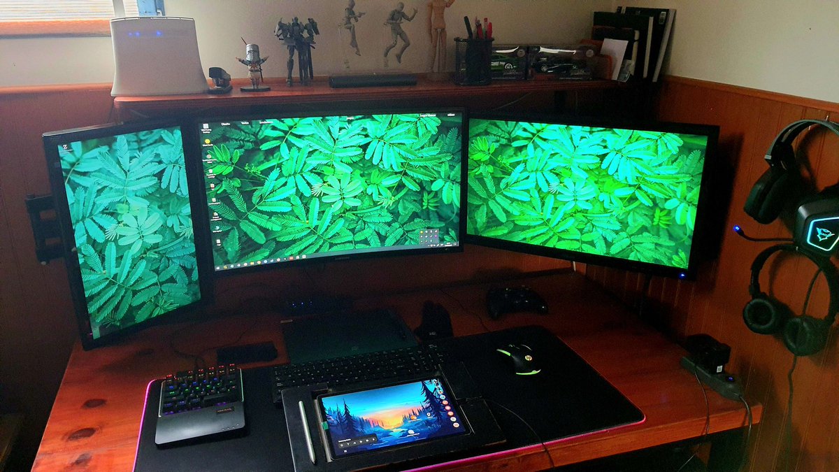 Jhon_Kaito's tweet photo. Mi setup...un escritorio de madera que hice sho! 😎, 3 monitores que no uso casi nunca al mismo tiempo, figuras, la tableta de dibujo que pocas veces uso ya que no prendo el pc tan seguido y la que verdad chambea (o lo hacia) es la pequeña tablet android 🥹✨️.
#HoshiSetup https://t.co/xPKf6093Hf
