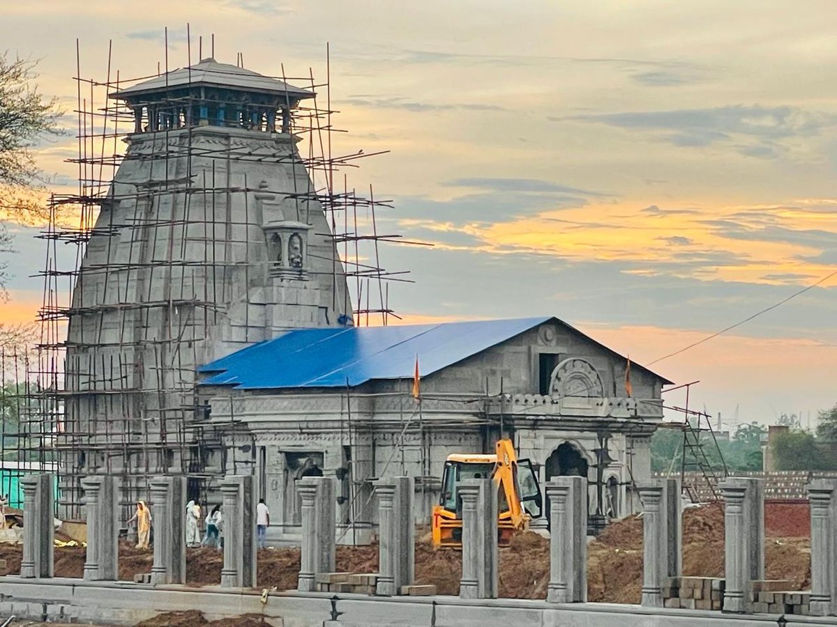 rajeevgupta2003's tweet image. #शिव शक्ति अक्ष रेखा पर #केदारनाथ से लेकर रामेश्वरम तक महादेव के 6 प्रमुख मंदिर हैं । #इटावा स्थित केदारेश्वर महादेव का मंदिर सातवां शिव मंदिर है जो इस दैवीय रेखा पर निर्मित किया गया है 
यह शिव मंदिर @yadavakhilesh जी ने बनवाया है जय महादेव कल्याण करे
