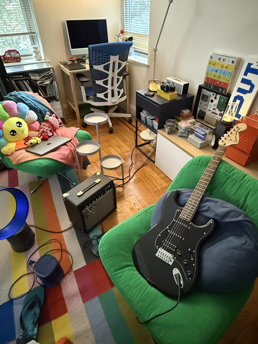 raywongy's tweet image. Chill Sunday… took out the electric guitar after many weeks of ignoring it. Cleaned up some of my apartment and finally assembled a plant stand that I bought at IKEA a year ago
And now time for Sunday scaries to kick in…