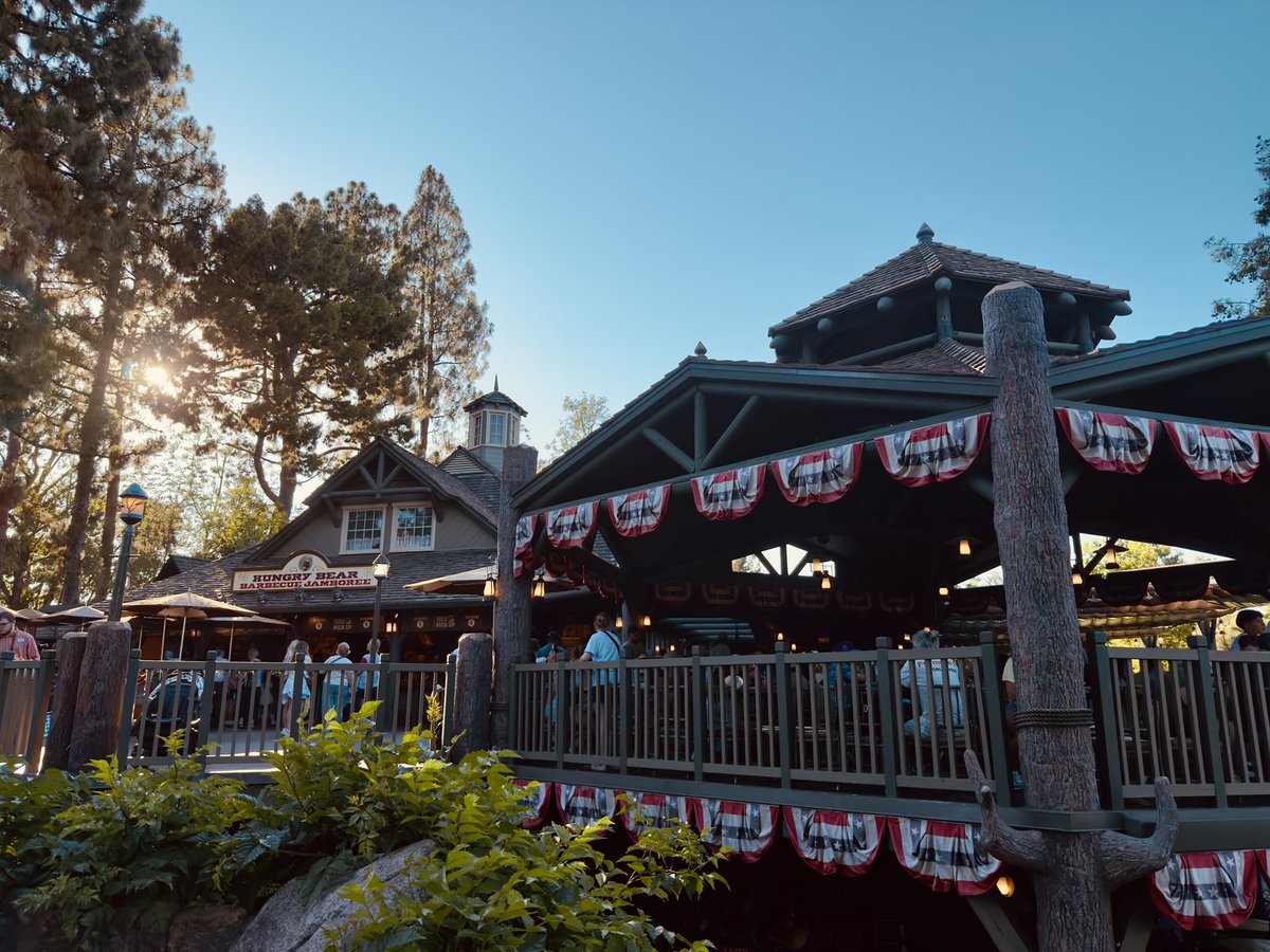 DSNYNewscast's tweet image. I just ate at Hungry Bear Barbecue Restaurant for the FIRST TIME and it was BRILLIANT! Love the theming, the Railroad passing by and the food!
Ordered the Smoked Beef Brisket Sandwich & Peach Cobbler Funnel Cake Fries.
They should replace Pecos Bills at MK with a Hungry Bear!