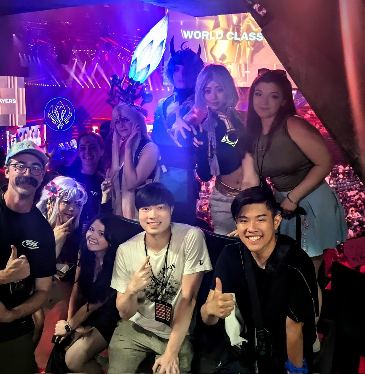 ggmattb's tweet image. So proud to see @lolesports back in the Pacific Northwest. Amazing games and so many great conversations with players about the game we all love.
Extra special shoutout to our talented cosplayers who helped paint Spirit Blossom into the experience of all those attending. 👊❤️