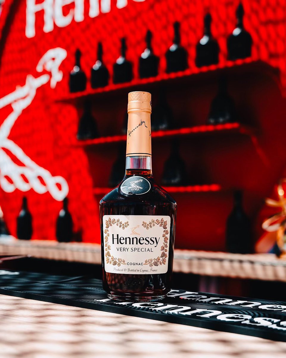 The next biggest Showthemflames goal is set out and clear. 🇿🇦🔥 it would be incomplete without Hennessy (its time to make things happen and start those talks)

#Showthemflames 
#Lesego #YoungZesh #Yamke #AubreyQwana #PhindySibiya 
#SenzoAfrica #Zola #SiarMaspila