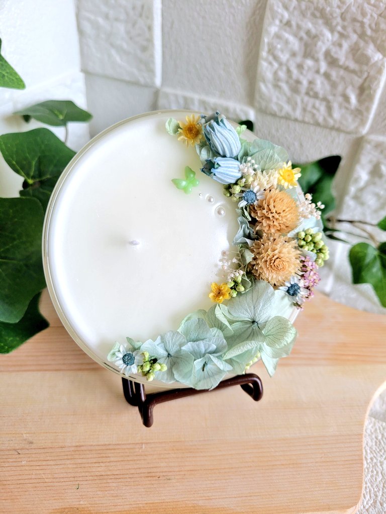 シャーレのアロマキャンドル。
飾ればアロマワックスサシェの使い方も出来ます😊
プルメリアの香り💙