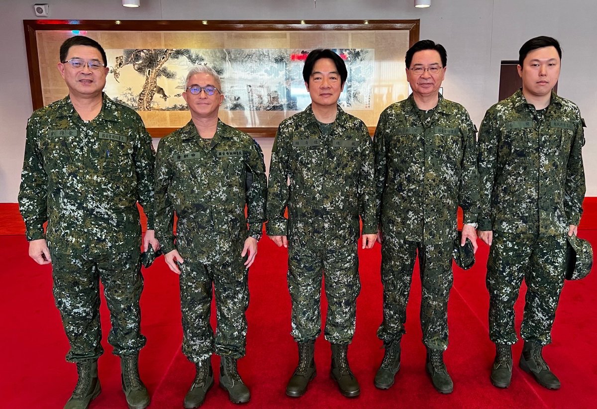josephwutw's tweet image. During #HanKuang41 exercise, the national security team accompanies President @ChingteLai to inspect our military in action. We’re absolutely determined to defend #Taiwan & our democratic way of life. There is no bones about it.