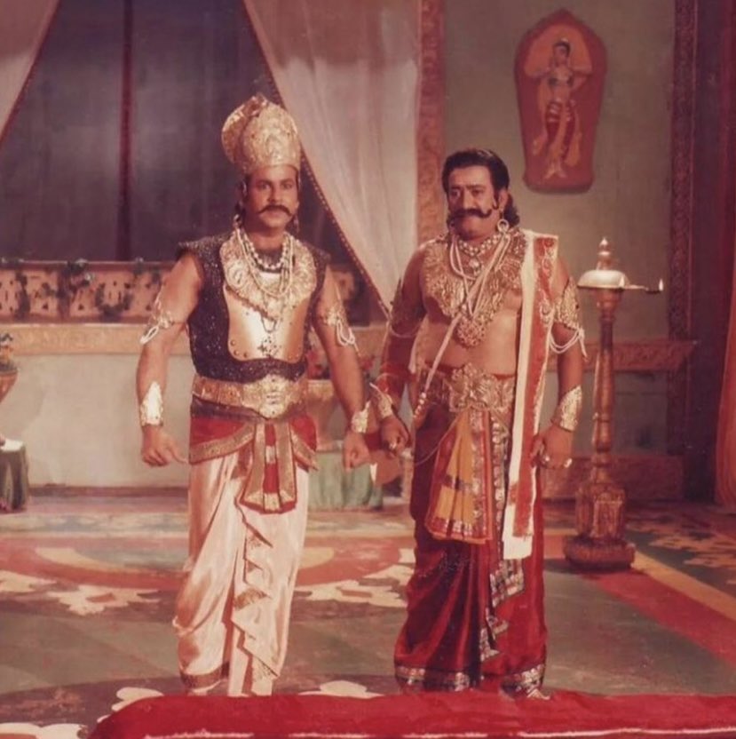 आप सभी शिवभक्तों को मेरे तथा पिता श्री लंकेश की तरफ़ से पवित्र श्रावण मास के प्रथम सोमवार की हार्दिक शुभकामनाएँ॥
 
भगवान शिव समग्र श्रृष्टि का कल्याण करे🚩   हर हर महादेव 🔱 🙌

#सावन_सोमवार