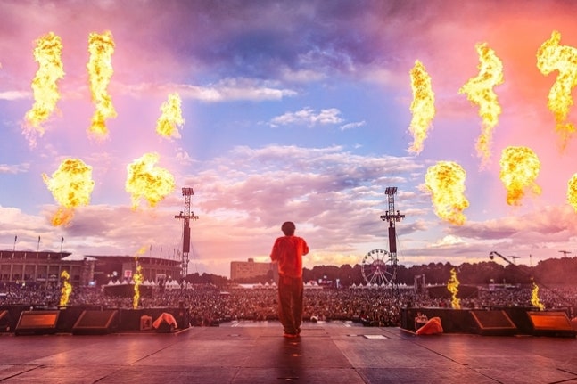 stayalivejksg's tweet photo. SEGÚN INFORMAN, SE ESTIMÓ QUE EL NÚMERO TOTAL DE ASISTENTES PARA VER A J-HOPE EN EL LOLLAPALOOZA BERLIN FUE DE 60K DE PERSONAS!!😭🔥 OMG, EL PODER E IMPACTO DE J-HOPE??? https://t.co/eHQiwjx8pS