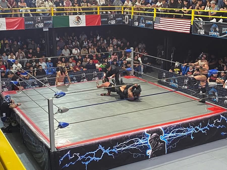 LaTijeraLucha's tweet photo. Arrancan las acciones en la #ArenaDelValle con una lucha rn relevos australianos que se lleva el bando técnico de #Degenerado, #Tonala y #Sindorme dando cuenta de #Holcan, #Intenso e #Iku, en batalla que prende los ánimos de la afición de Ecatepec. 🔥
#latijeraluchalibre https://t.co/Zi9saXzI55