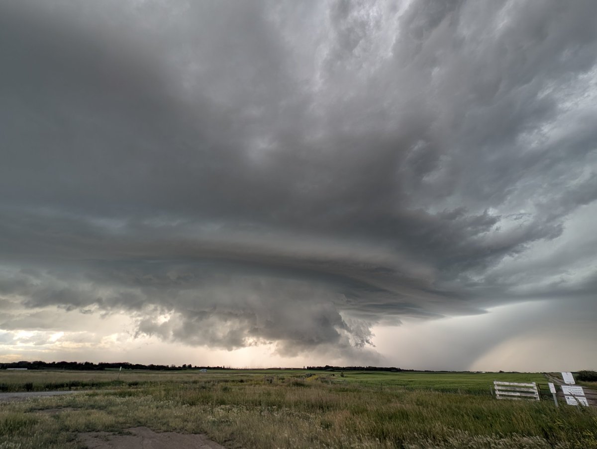 btk_weather's tweet image. Beauty storm passing through Calgary right now 8:07pm #abstorm