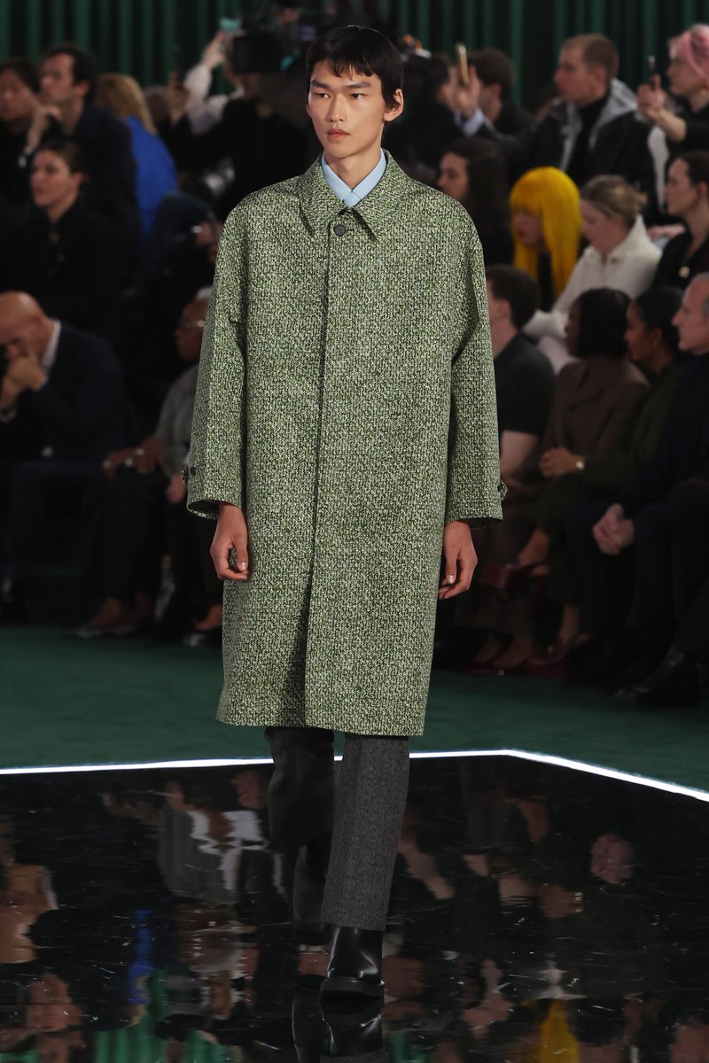 watsonyb66's tweet photo. 리노 에스콰이어 코리아 커버 의상
GUCCI
FALL 2025 MENSWEAR
#LeeKnowGucci https://t.co/QAV4jcWQ7I