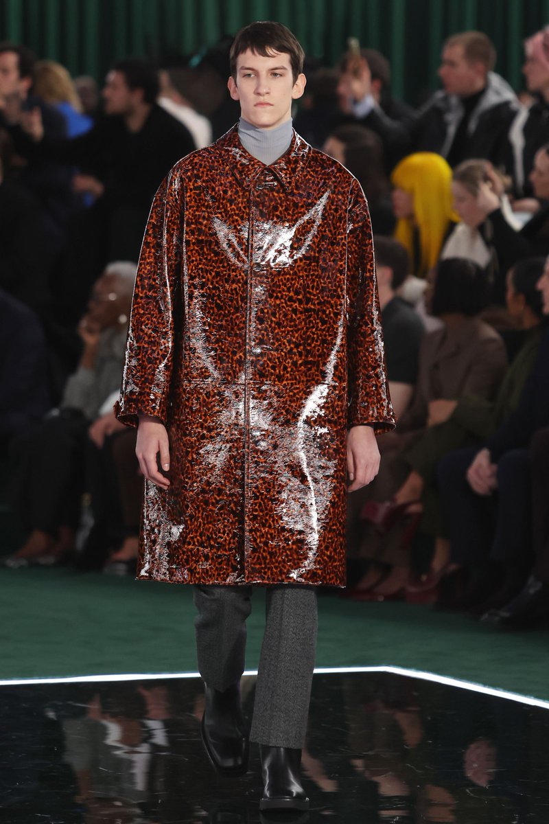 watsonyb66's tweet photo. 리노 에스콰이어 코리아 커버 의상
GUCCI
FALL 2025 MENSWEAR
#LeeKnowGucci https://t.co/QAV4jcWQ7I