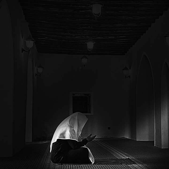 قال سعيد بن المسيّب:«إنَّ الرجل ليقوم الليل، فيجعل الله في وجههِ نورًا، يحبه كلُّ مسلم، فيراهُ من لم يرَهُ قط؛ فيقول إني أحبُّ هذا الرجل»

وقال ابن الجوزي رحمه الله: 
من صلى بِاللَّيْلِ حسن وَجهه بِالنَّهَارِ ،شِيمَة الْمحبَّة لَا تخفى وصحائف الْوُجُوه يقْرؤهَا من لم يكْتب.