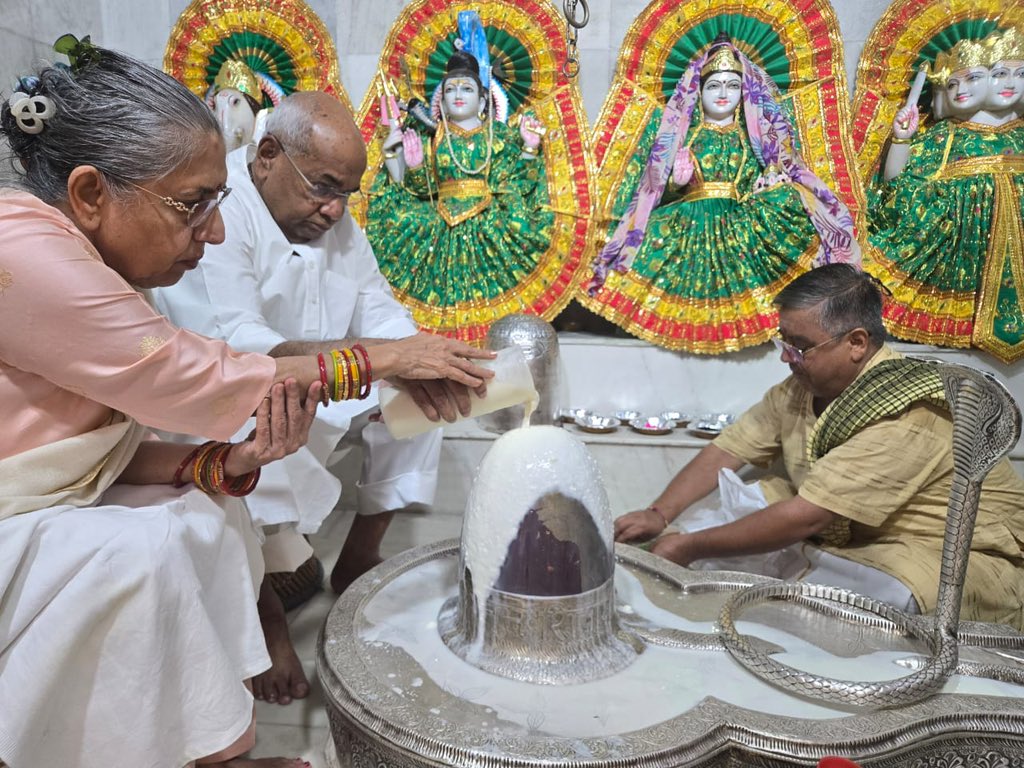 drusawasthi's tweet photo. आज दिन की शुरूवात गुरूग्राम में स्थित इफको कालोनी के शिव कल्याण मंदिर में सावन के पवित्र माह के प्रथम सोमवार को भगवान शिवजी महादेव के रूद्राभीषेक से हुई। सावन के पवित्र माह के प्रथम सोमवार की हार्दिक शुभकामनाएं। ईश्वर सभी को ख़ुश व स्वास्थ्य रखे।ॐ नमः शिवाय । https://t.co/h5MLTopDiS