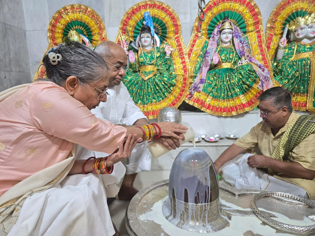 drusawasthi's tweet photo. आज दिन की शुरूवात गुरूग्राम में स्थित इफको कालोनी के शिव कल्याण मंदिर में सावन के पवित्र माह के प्रथम सोमवार को भगवान शिवजी महादेव के रूद्राभीषेक से हुई। सावन के पवित्र माह के प्रथम सोमवार की हार्दिक शुभकामनाएं। ईश्वर सभी को ख़ुश व स्वास्थ्य रखे।ॐ नमः शिवाय । https://t.co/h5MLTopDiS