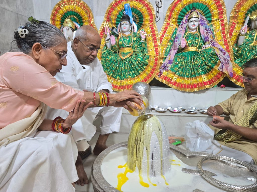 drusawasthi's tweet photo. आज दिन की शुरूवात गुरूग्राम में स्थित इफको कालोनी के शिव कल्याण मंदिर में सावन के पवित्र माह के प्रथम सोमवार को भगवान शिवजी महादेव के रूद्राभीषेक से हुई। सावन के पवित्र माह के प्रथम सोमवार की हार्दिक शुभकामनाएं। ईश्वर सभी को ख़ुश व स्वास्थ्य रखे।ॐ नमः शिवाय । https://t.co/h5MLTopDiS