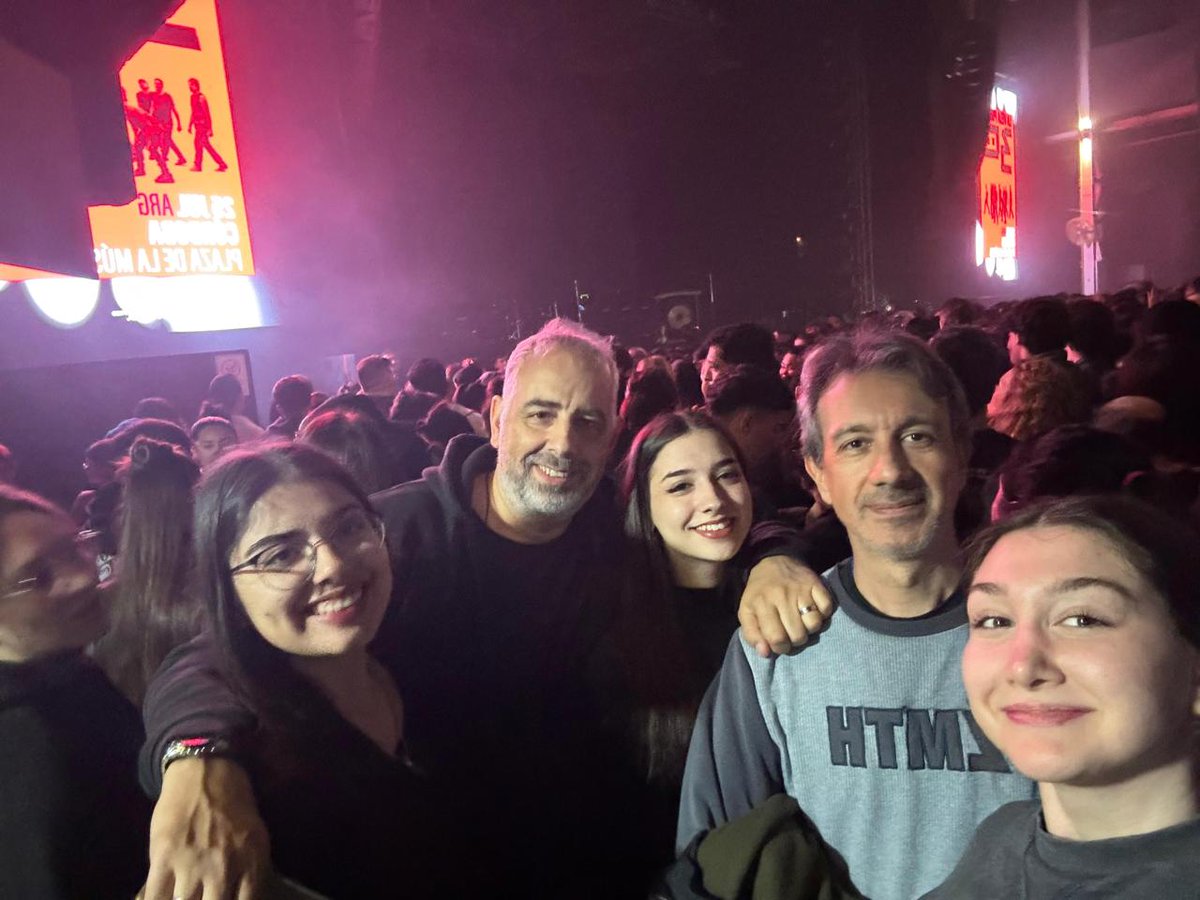 ecoiset's tweet photo. No pude abrir para uds así que no me quedó otra que ir a verlos. Muy buen show. Son unos cracks.@AIRBAGoficial @GastonSardelli @GuidoAIRBAG  #airbag #airbagcordoba #plazadelamusica 🤟 https://t.co/dbB59hYNvN